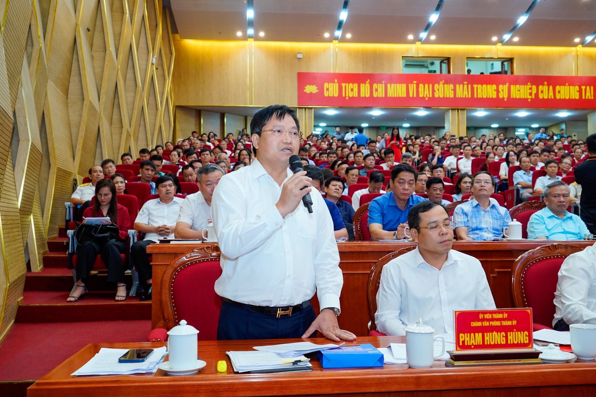 hai-phong-21-161441_977.jpg Lãnh đạo Sở TN-MT TP Hải Phòng giải đáp thắc mắc của doanh nghiệp. Ảnh: Đinh Mười.
