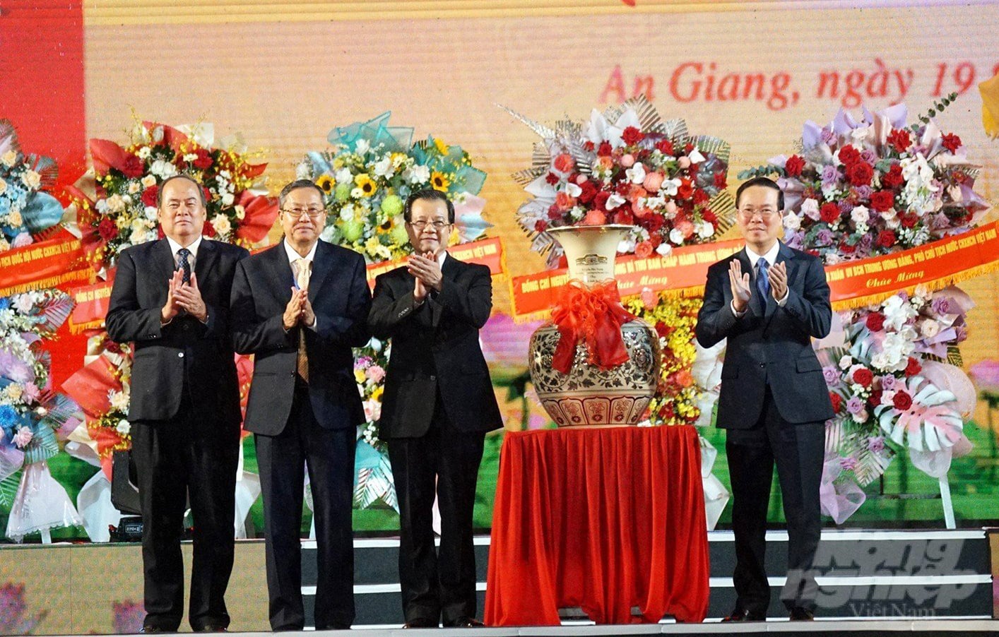 Dịp này, thừa ủy quyền của Tổng Bí thư Nguyễn Phú Trọng, Chủ tịch nước Võ Văn Thưởng đã trao quà của Tổng Bí thư Nguyễn Phú Trọng cho Đảng bộ và nhân dân An Giang. Ảnh: Lê Hoàng Vũ.
