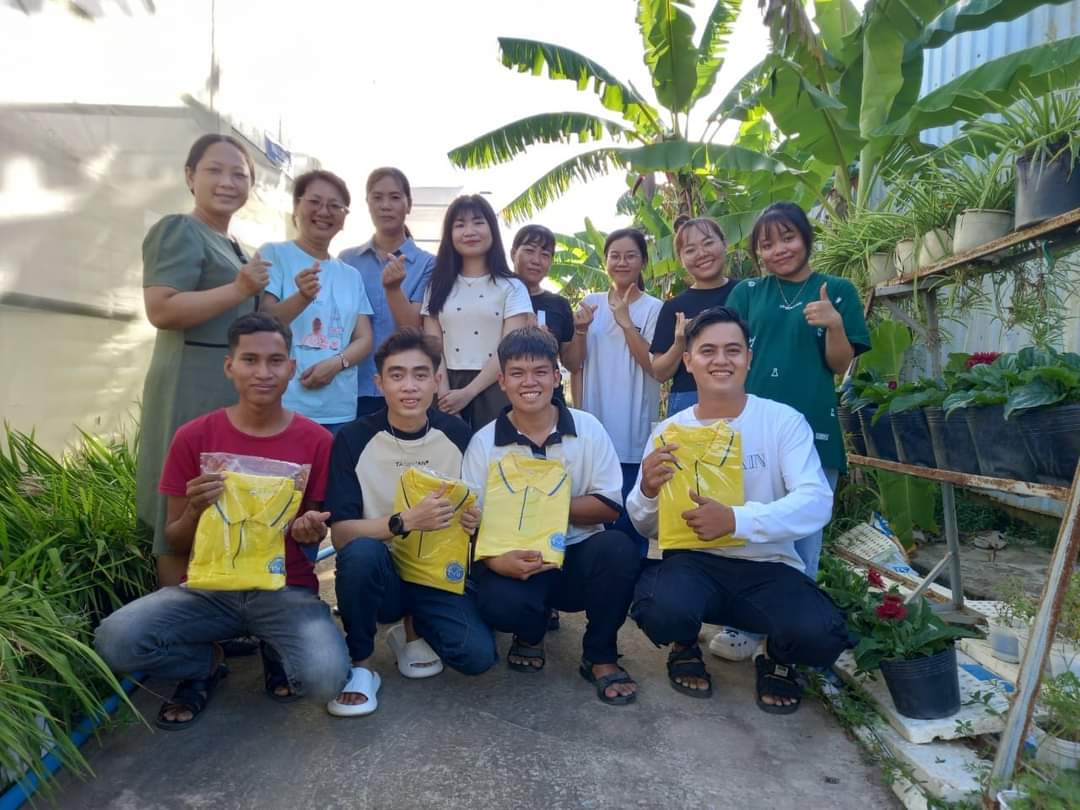 Các em sinh viên chụp ảnh lưu niệm tại Khoa Nông nghiệp trước khi lên đường sang Israel thực tập. Ảnh: Thanh Hồng.
