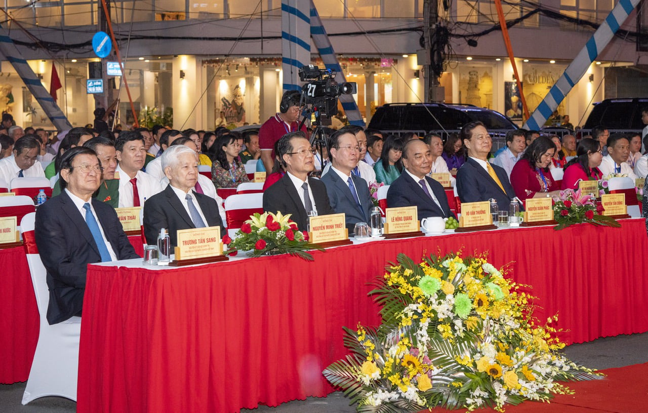 Chủ tịch nước Võ Văn Thưởng cùng các nguyên lãnh đạo Đảng, Nhà nước dự lễ kỷ niệm 135 năm ngày sinh Chủ tịch Tôn Đức Thắng. Ảnh: Lê Hoàng Vũ.