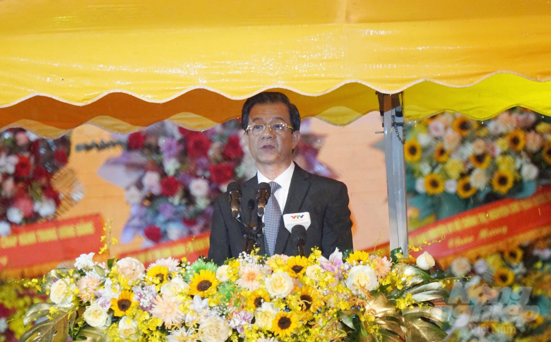 Ông Lê Hồng Quang phát biểu ôn lại tiểu sử, cuộc đời hoạt động cách mạng của Chủ tịch Tôn Đức Thắng. Ảnh: Lê Hoàng Vũ.
