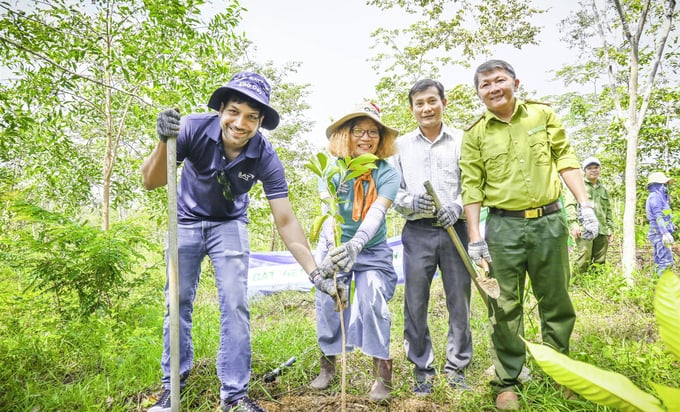 Many businesses participate in the greening forest program in Dong Nai Nature and Culture Conservation Area. Photo: Nguyen Thuy.