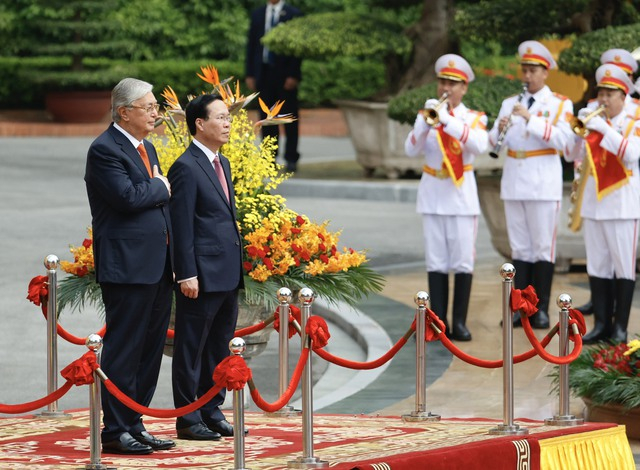 ctn-1-141119_432.jpg Sáng 21/8, Lễ đón chính thức Tổng thống Kazakhstan Kassym-Jomart Tokayev diễn ra trọng thể tại Phủ Chủ tịch. Ảnh: VGP/Nhật Bắc.
