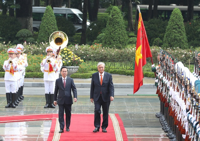 ctn3-141118_145.jpg Chuyến thăm chính thức Việt Nam lần này của Tổng thống Kassym - Jomart Tokayev sẽ đánh dấu một chương mới trong hợp tác Việt Nam - Kazakhstan về kinh tế, thương mại và du lịch. Ảnh: VGP/Nhật Bắc.
