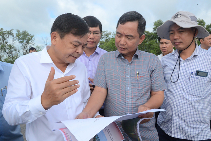 Deputy Minister of the Ministry of Agriculture and Rural Development, Mr. Nguyen Hoang Hiep, exchanging views with the Director of the Southern Institute of Water Resources Research, Mr. Tran Ba Hoang, during an inspection of landslides in Tien Giang. Photo: Nguyen Thuy.