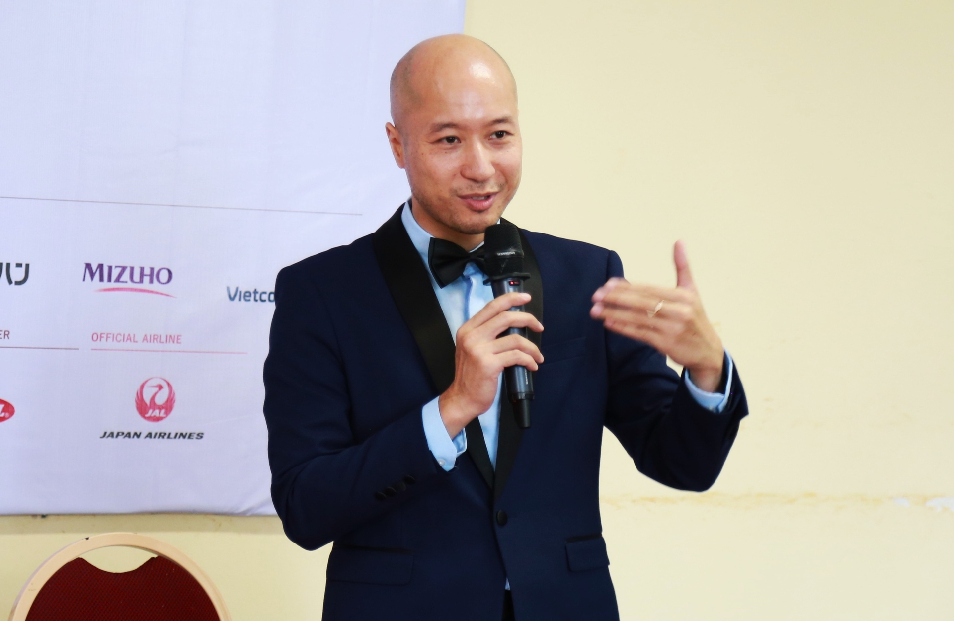 0002a-182717_657.jpg Nhạc trưởng Đồng Quang Vinh - Nhà hát Vũ kịch Việt Nam chỉ huy dàn nhạc giao hưởng lễ hội Việt - Nhật.
