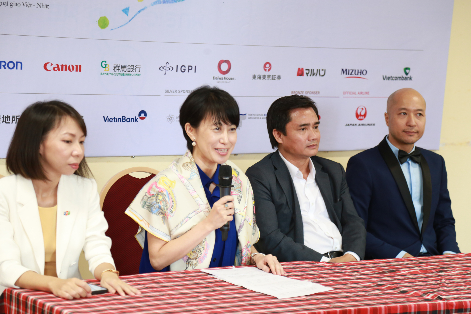 0004-182508_895.jpg Bà Matsuda Ayuko, Giám đốc dự án phát biểu tại buổi họp báo.