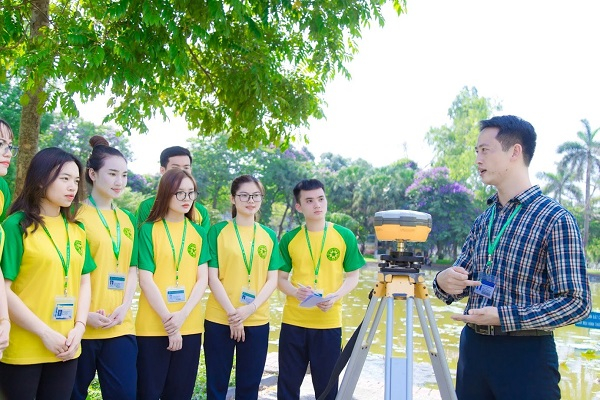 Sinh viên thực hành trắc địa bản đồ. Ảnh: HVNN.