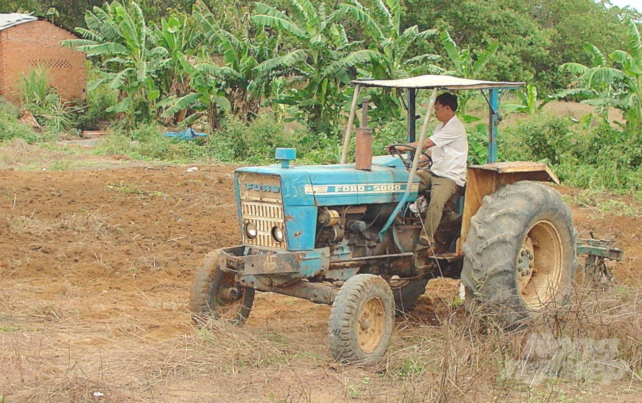 dsc01790-154552_698-154552.jpg Anh Nông Trọng Hùng đang làm thuê cho một người anh bà con từ gần chục năm nay sau khi bị thu hồi trắng nhà, đất nhường chỗ cho thủy điện Đắk R'tih. Ảnh: Phúc Lập.