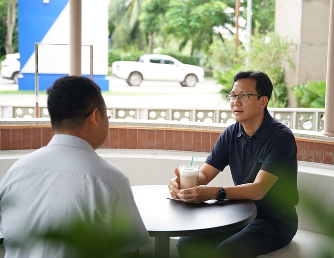 dsc04516-093521_799.jpg Trao đổi với phóng viên Báo NNVN, ông Vũ Anh Tuấn cho rằng, đối với các lĩnh vực như chăn nuôi, thú y, nếu các em trang bị cho mình chuyên môn và kinh nghiệm tốt sẽ có tính ổn định cao do nhân sự trong ngành đang rất thiếu. Ảnh: Linh Linh.