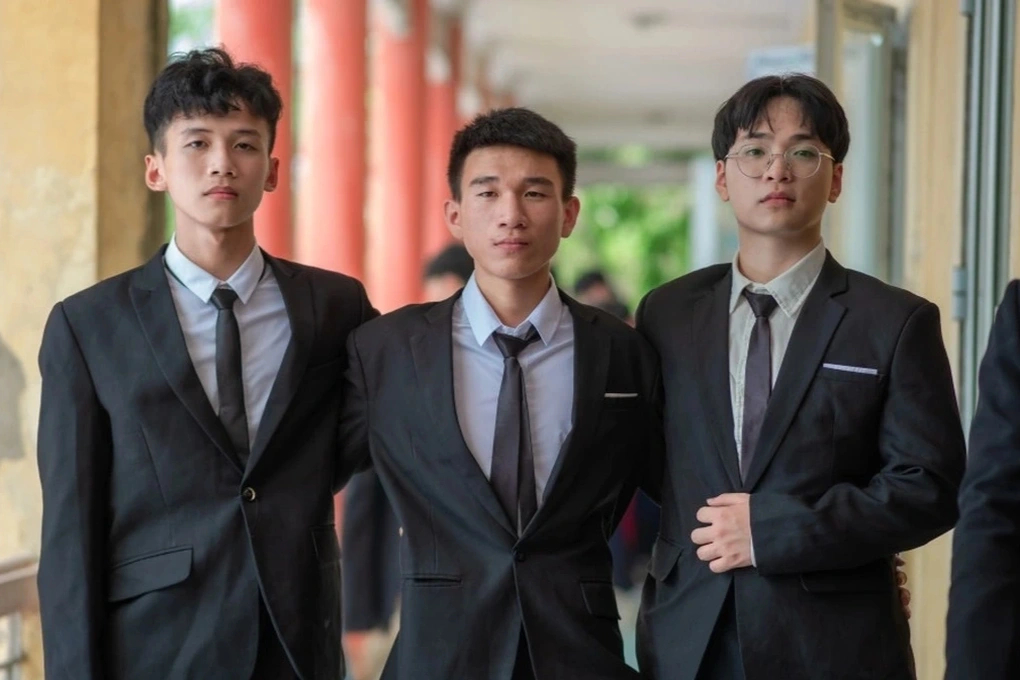 Thủ khoa khối A00 Nguyễn Mạnh Hùng (giữa). Ảnh: Nhân vật cung cấp.