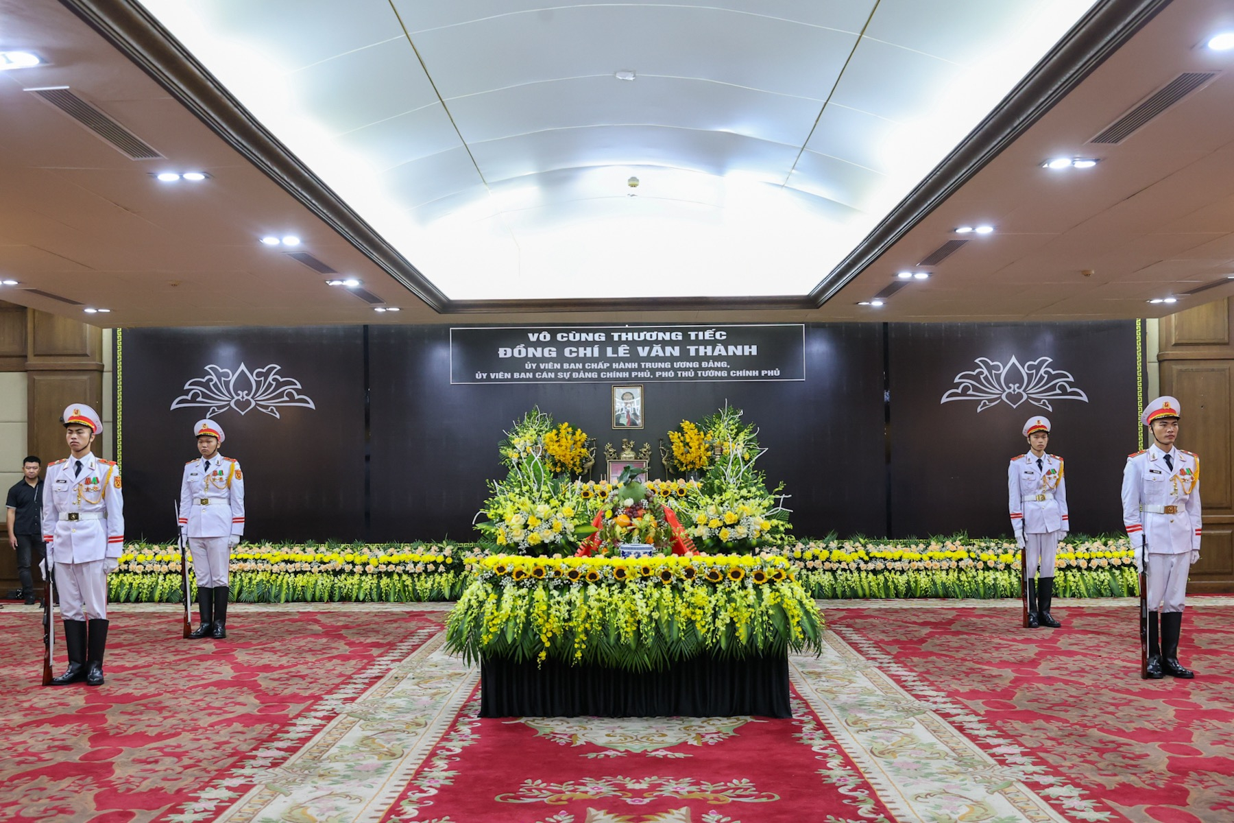 1-103122_703.jpg Cử hành trọng thể Lễ tang cố Phó Thủ tướng Lê Văn Thành theo nghi thức Lễ tang cấp Nhà nước. Ảnh: VGP.