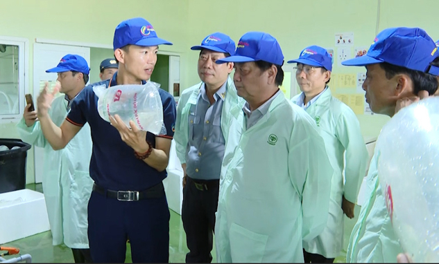Bộ trưởng thăm phân xưởng sản xuất tôm giống  công nghệ cao. Ảnh: N.Tâm.