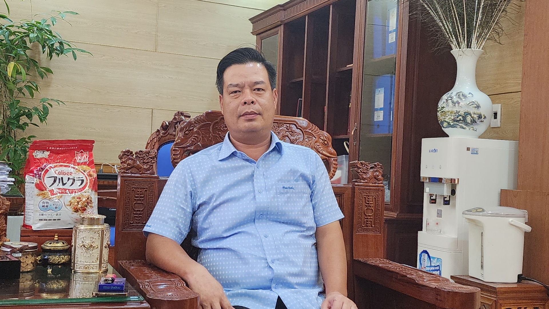Ông Phạm Văn Thép - Bí thư Huyện ủy Thủy Nguyên chia sẻ với Báo Nông nghiệp Việt Nam về những kỷ niệm với Phó Thủ tướng Lê Văn Thành. Ảnh: Đinh Mười.