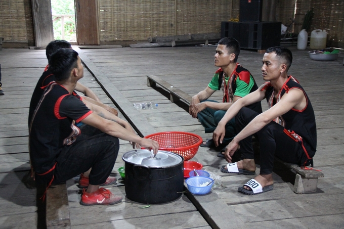 z4620084482864_3ce5092b5765db5b61b6d01c5ff8f462-083356_574.jpg Trai làng luôn thường xuyên sinh hoạt trong ngôi nhà rông của làng. Ảnh: Đăng Lâm.