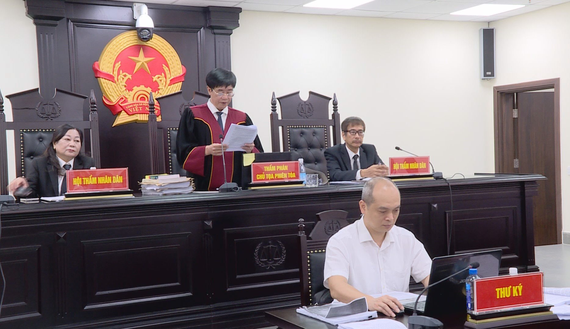 a2-184839_754.jpg Thẩm phán Nguyễn Xuân Văn, Chánh tòa Hình sự, TAND TP. Hà Nội tuyên đọc bản án Hình sự sơ thẩm Vụ án nâng khống giá cây xanh. Ảnh: Nam Anh.