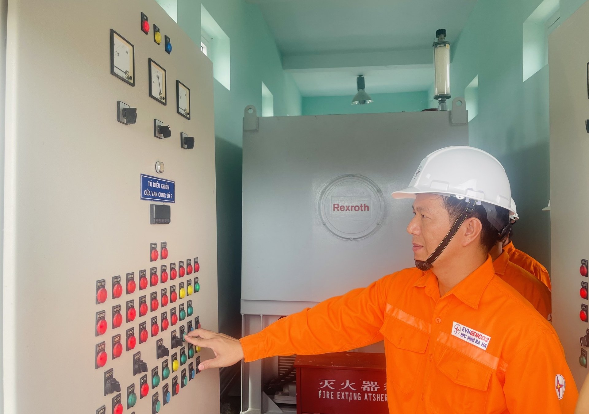 Cán bộ vận hành mở cửa van cung bằng nguồn điện tử dùng máy phát diezel trong trường hợp mất điện lưới. Ảnh: HT.