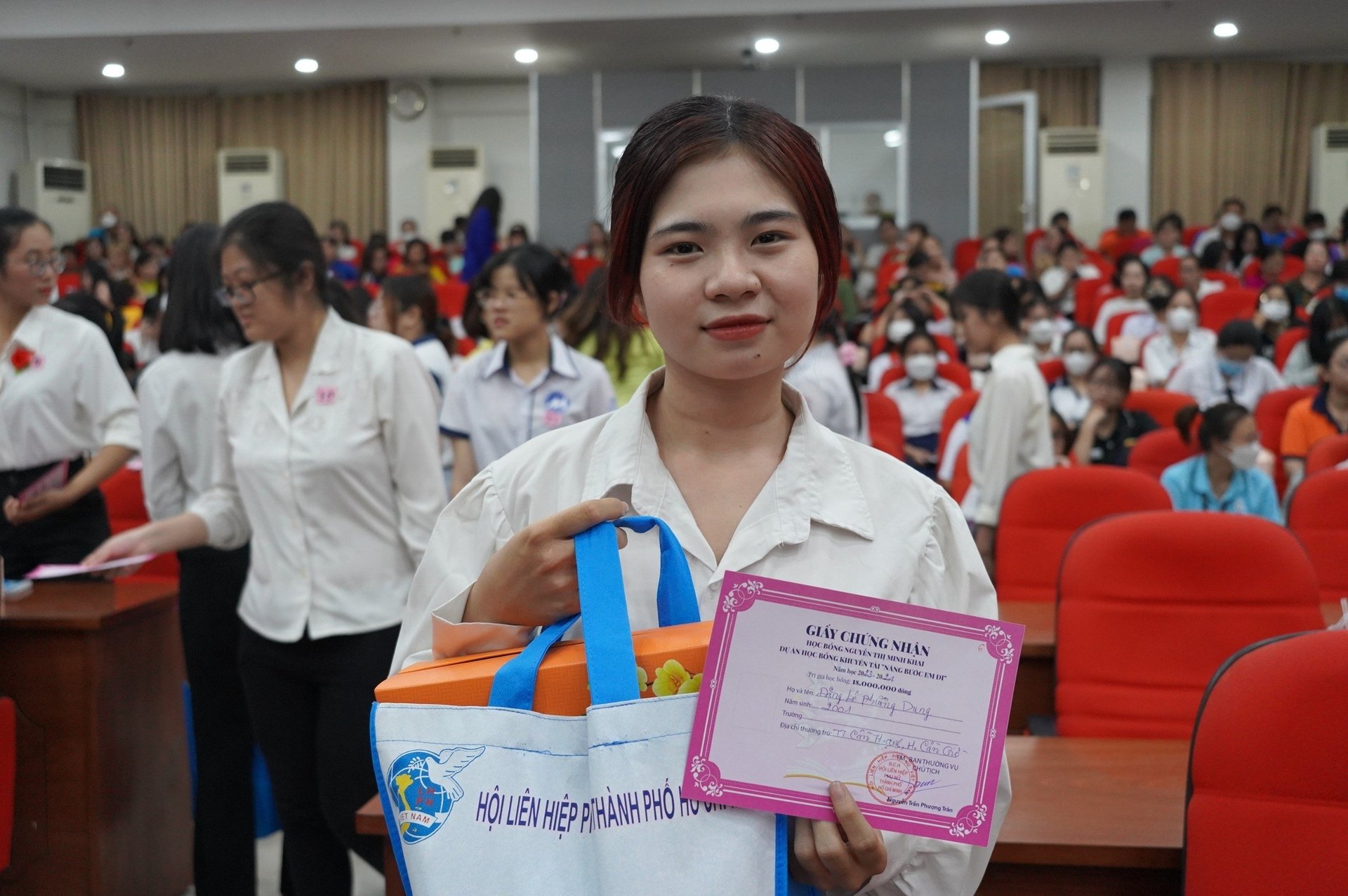 dang-le-phuong-dung-003526_914.jpg Với Đặng Lê Phương Dung, học bổng Nguyễn Thị Minh Khai là nguồn động viên quý giá giúp em thực hiện ước mơ đèn sách. Ảnh: Nutifood.