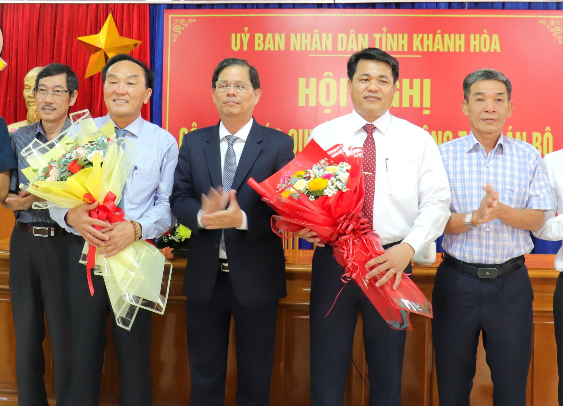 z4651574458489_eb5de751098911b2656415596b18dda2-094645_201.jpg Ông Nguyễn Tấn Tuân tặng hoa cho ông Nguyễn Tấn Bản (thứ 2 bên trái) Giám đốc Sở NN-PTNT Khánh Hòa nghỉ hưu từ ngày 1/9/2023 và tặng hoa tân Giám đốc Sở Nguyễn Duy Quang. Ảnh: Mai Phương.