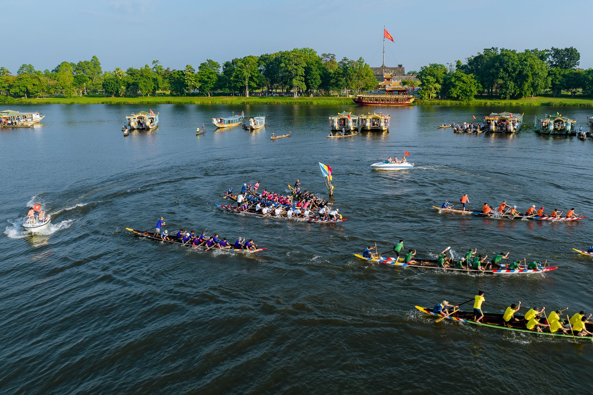 dji_0671-192306_327.jpg Theo thể lệ giải đua, mỗi đội đua tham gia tranh tài hai vòng bốn tráo (độ cúng, độ tiền và độ phá) với nội dung đua ghe truyền thống; riêng độ cúng và độ phá là ba vòng sáu tráo với cự ly 1.000m nam và 500m nữ.