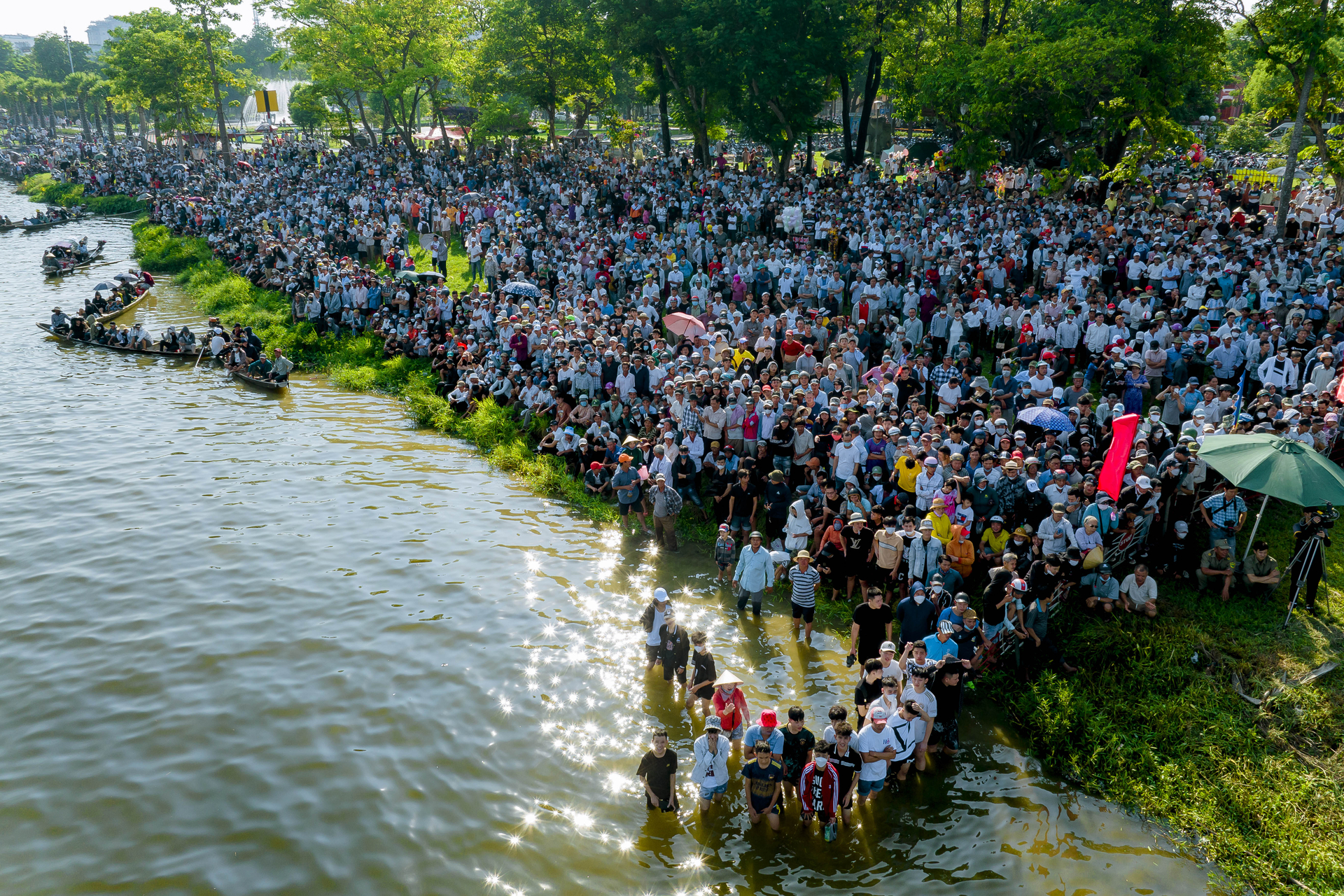 dji_0738-192316_992.jpg Hàng ngàn người dân và du khách đổ về đôi bờ sông Hương.