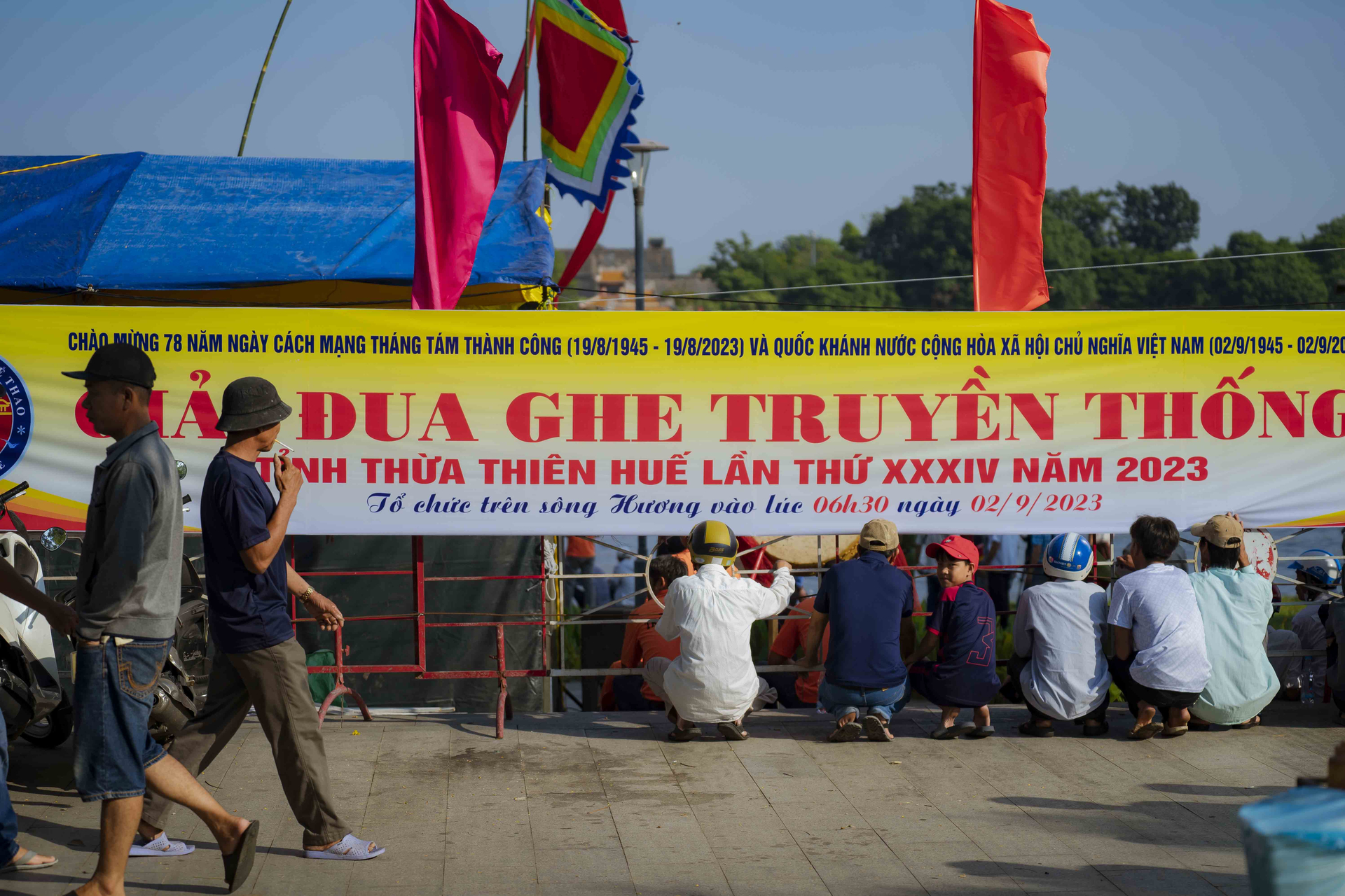 dsc09114-192335_393.jpg Giải đua ghe truyền thống tỉnh Thừa Thiên Huế lần thứ 34 mừng Quốc khánh 2/9 diễn ra sôi nổi, thu hút hàng ngàn người dân đổ về cổ vũ.