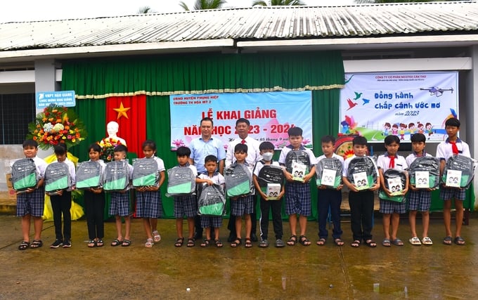Tại ĐBSCL, Công ty Nicotex Cần Thơ đã trao tặng ba lô và vở hỗ trợ các em học sinh có hoàn cảnh khó khăn với tổng trị giá trên 130 triệu đồng. Ảnh: Minh Đảm.