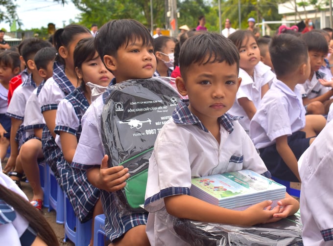 Món quà tuy nhỏ nhưng tiếp thêm động lực để các em vươn lên trong học tập. Ảnh: Minh Đảm.