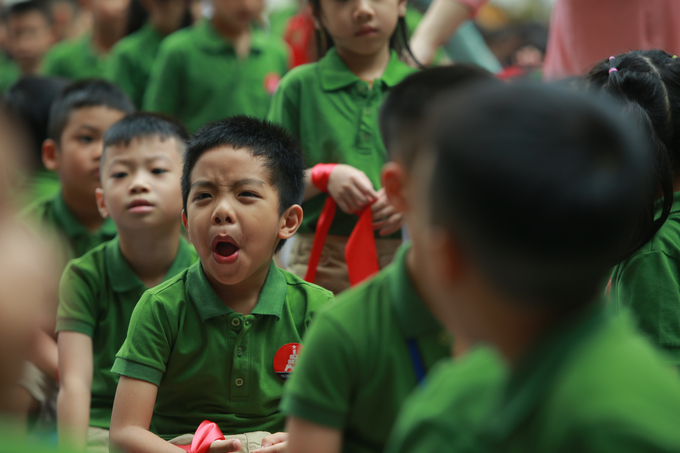 Nhiều học sinh háo hức vì được gặp bạn bè trong ngày khai giảng, có học sinh lo lắng vì chưa bắt nhịp kịp, tạo nên muôn kiểu cảm xúc trong ngày khai giảng. Ảnh: Hùng Khang.