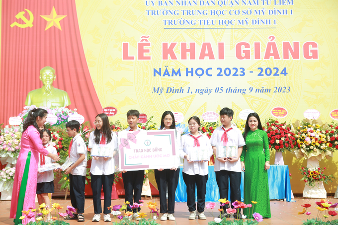 Các suất học bổng giành cho các em học sinh vượt khó đã được nhà trường trao tặng ngay trong lễ khai giảng giúp các em phấn đấu vươn lên trong học tập. Ảnh: Hùng Khang.