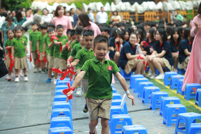 Các em học sinh khối tiểu học vào lớp 1 tỏ ra háo hức khi được đón khai giảng đầu tiên tại trường tiểu học. Ảnh: Hùng Khang.