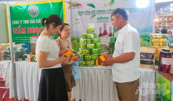 Customers highly appreciate tea and honey products under the Binh Son brand for their quality. Photo: Quoc Toan.