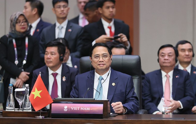 Bộ trưởng Lê Minh Hoan (bên phải) trong đoàn tháp tùng Thủ tướng Chính phủ Phạm Minh Chính  dự lễ khai mạc Hội nghị Cấp cao ASEAN 43. Ảnh: VGP. 