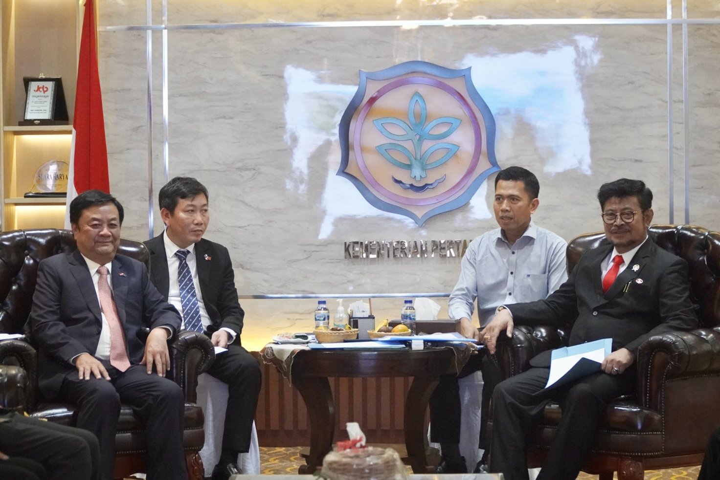 Minister Le Minh Hoan in a meeting session with Indonesian Minister of Agriculture Syahrul Yasin Limpo.