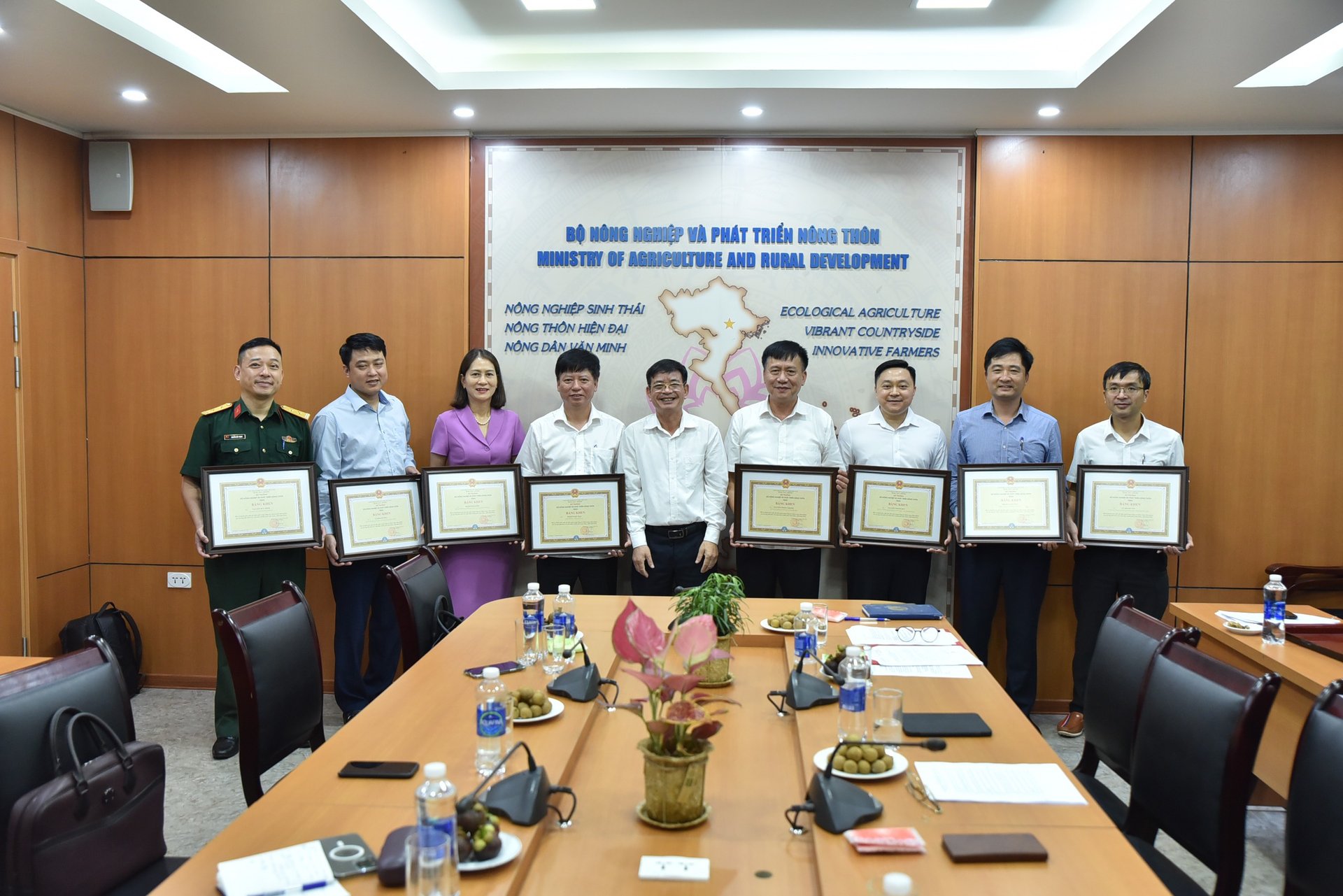 The officials have outstanding achievements in attending, advising, and negotiating the 4th Vietnam-Mozambique Executive Committee meeting to promote cooperation between the two countries. Photo: Tung Dinh.