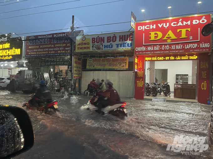 Trận mưa lớn kéo dài khiến nhiều khu vực trên địa bàn thị xã Phú Mỹ, tỉnh Bà Rịa - Vũng Tàu bị ngập nặng, ngập sâu. Ảnh: Minh Sáng.