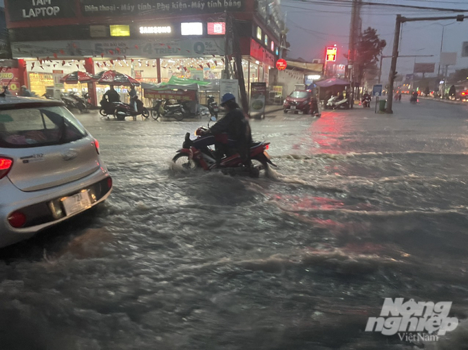 Nguyên nhân ngập nặng trên QL51 vì trận mưa quá to, cùng với tuyến này đang thi công và chưa có hệ thống thoát nước hoàn thiện. Ảnh: Minh Sáng.