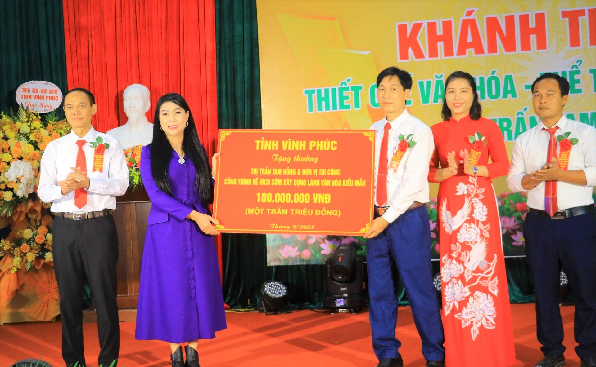 z4676920041832_bc5dcbb7c1f2fc1c97aa4e62e2b047c3-105335_647.jpg Bí thư Tỉnh ủy Vĩnh Phúc Hoàng Thị Thúy Lan trao thưởng 100 triệu đồng cho Làng văn hóa kiểu mẫu Man Để. Ảnh: vinhphuc.gov.vn.