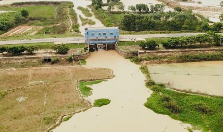Công trình tại hồ Biển Lạc là cầu giao thông kết hợp cống điều tiết lũ. Ảnh: KH.