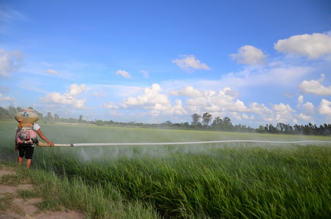Phun khoáng bằng dây bay. Ảnh: Dương Đình Tường.