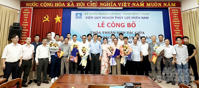 b-000447_767-000447.jpg Tập thể Viện và lãnh đạo các cơ quan thuộc Bộ tặng hoa cho các chuyên gia. Ảnh: MS.