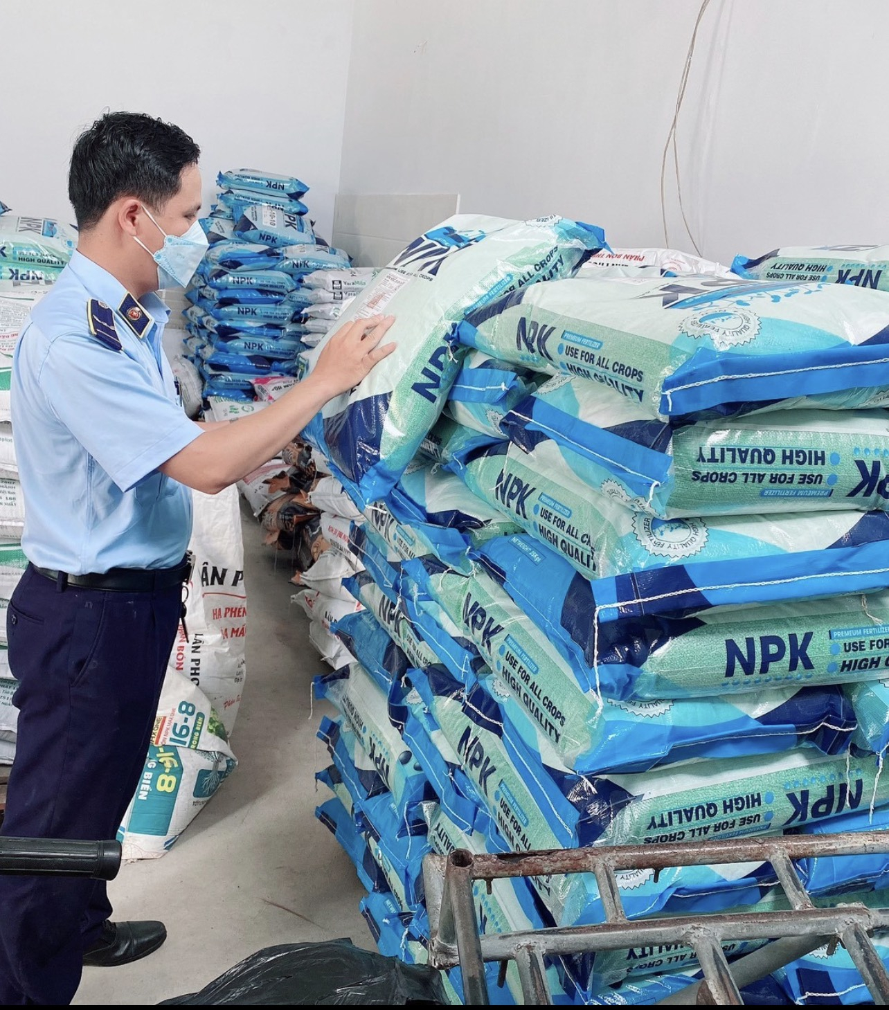 670d99bea38676d82f97-160709_847.jpg Lực lượng chức năng phát hiện phân bón NPK HDC 20-20-15+TE của Công ty TNHH Sản xuất Thương mại Hoàng Dũng cung ứng có sai phạm.