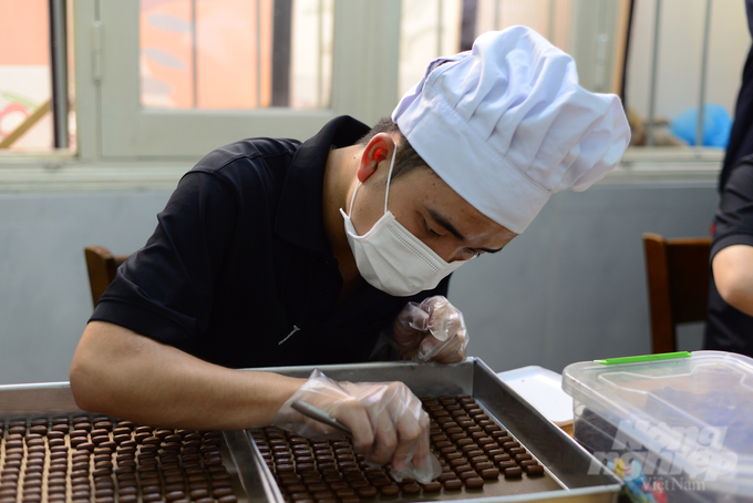 Với cơ sở sản xuất bánh quy cà phê, anh Nam đã tạo việc làm cho nhiều thanh niên khiếm thính. Ảnh: Minh Hậu.