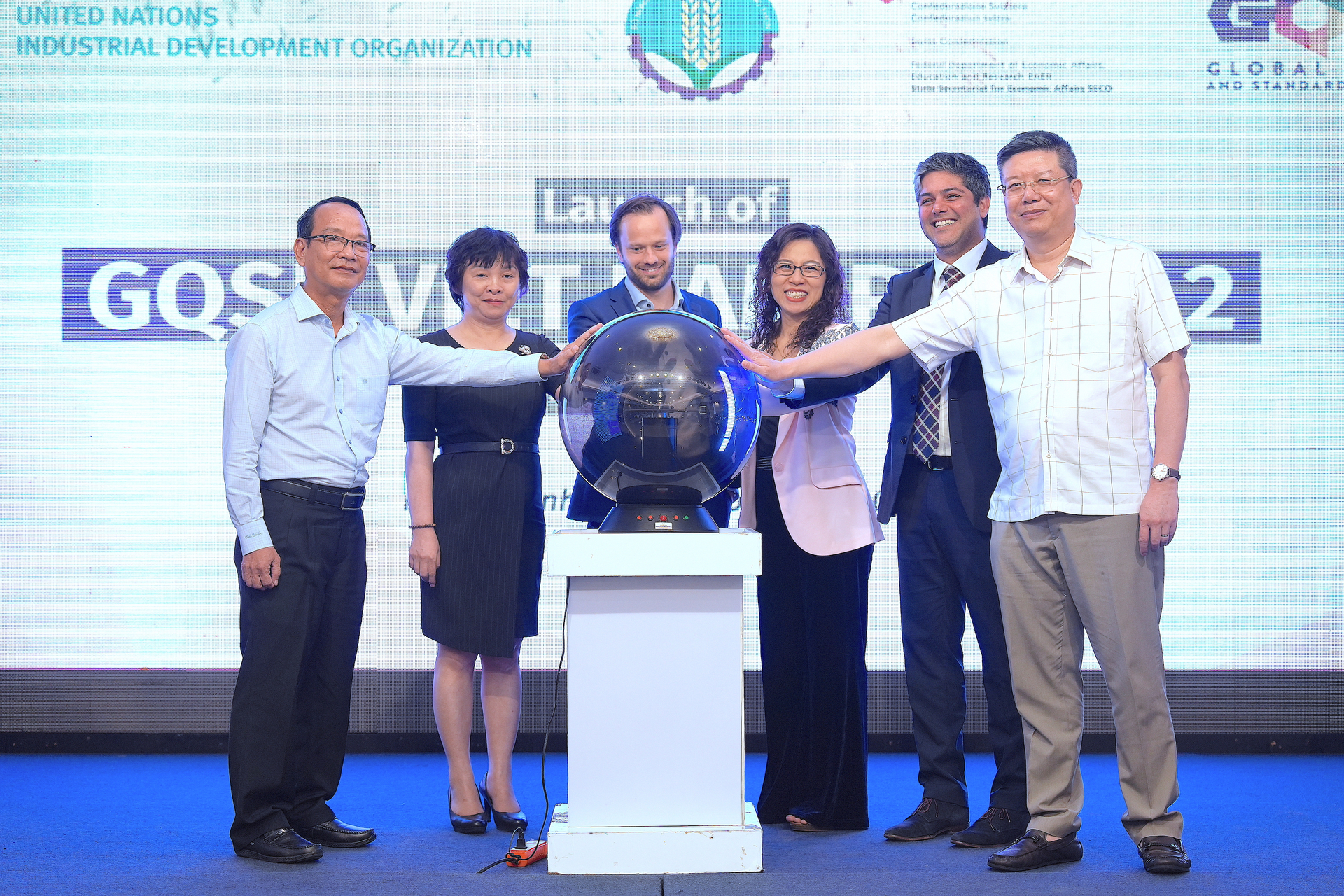 dsc05721-170022_295.jpg Dại diện các tổ chức UNIDO, SECO và Bộ NN-PTNT đã giới thiệu và khởi động giai đoạn 2 của dự án với chủ đề 'Nâng cao tiêu chuẩn, chất lượng trái cây Việt Nam'.