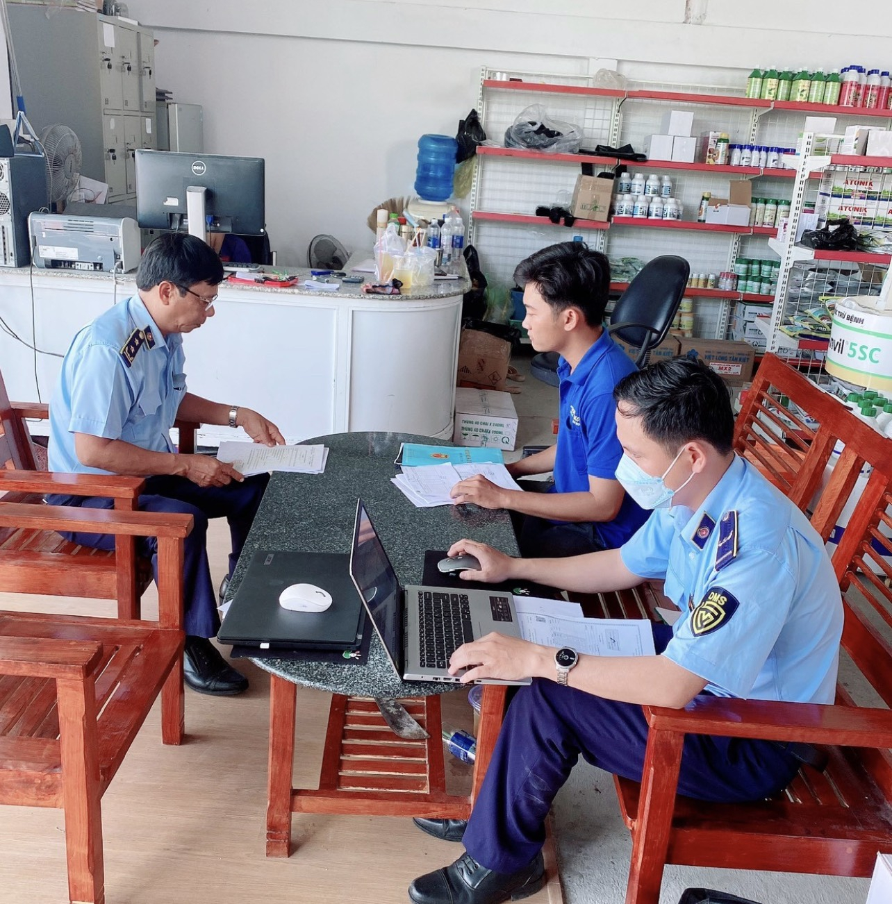 ee811c32260af354aa1b-160739_806.jpg Lực lượng chức năng lập biên bản, xử phạt đại lý bán phân bón có vi phạm do Công ty Phân bón Hoàng Dũng cung ứng hơn 11 triệu đồng.