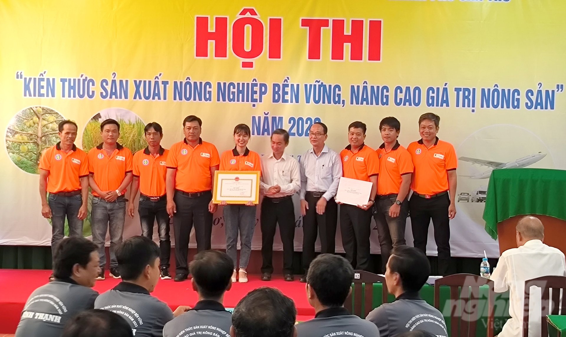 z4682245468666_7fb15d15339b2318bc18266da29919bc-100952_270-100953.jpg Ban tổ chức trao giải nhất tập thể cho đội huyện Cờ Đỏ. Ảnh: Lê Hoàng Vũ.