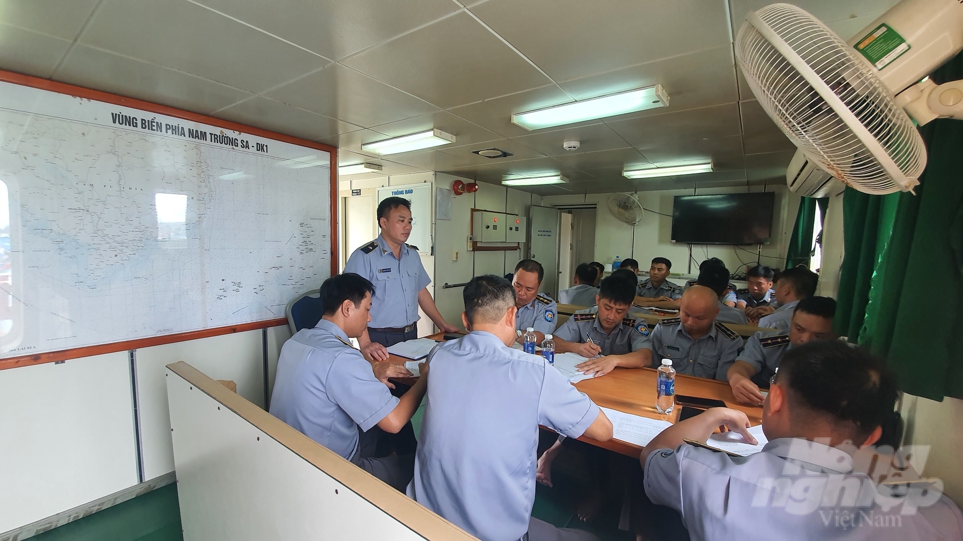 Director of Region V Fisheries Surveillance Branch Nguyen Phu Quoc held a meeting with the working group before departing. Photo: Kien Trung.