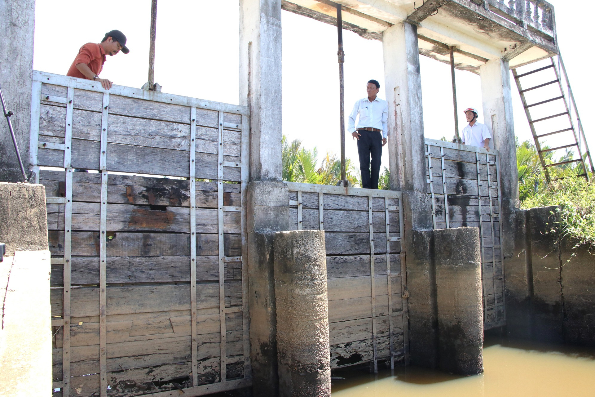 2-163959_823.jpg Đập ngăn mặn Đồng Hương sau gần 20 năm sử dụng đã xuống cấp, không còn phát huy được hiệu quả. Ảnh: L.K.