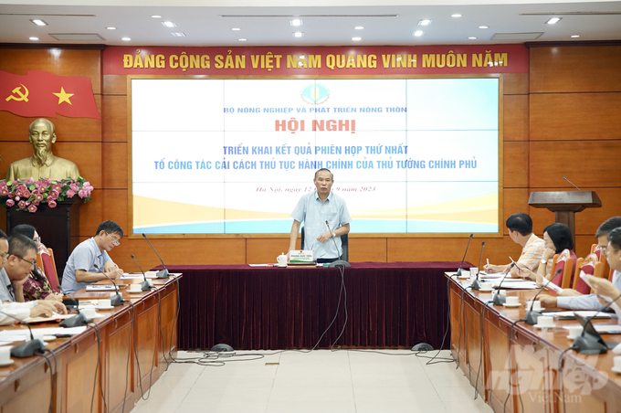 Thứ trưởng Phùng Đức Tiến chủ trì Hội nghị triển khai kết quả Phiên họp thứ nhất Tổ công tác cải cách thủ tục hành chính của Thủ tướng Chính phủ ngày 12/9. Ảnh: Linh Linh.