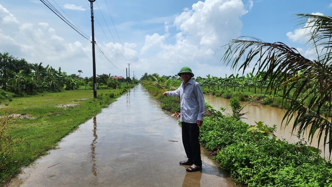 duong-nong-thon-1-191702_985.jpg Con đường giao thông nội đồng do ông Nguyễn Trọng Phấn bỏ hàng trăm triệu đồng ra để mua cát, đá thi công từ năm 2019 nhưng đến nay vẫn chưa được UBND xã Tây Hưng tất toán. Ảnh: Đinh Mười.